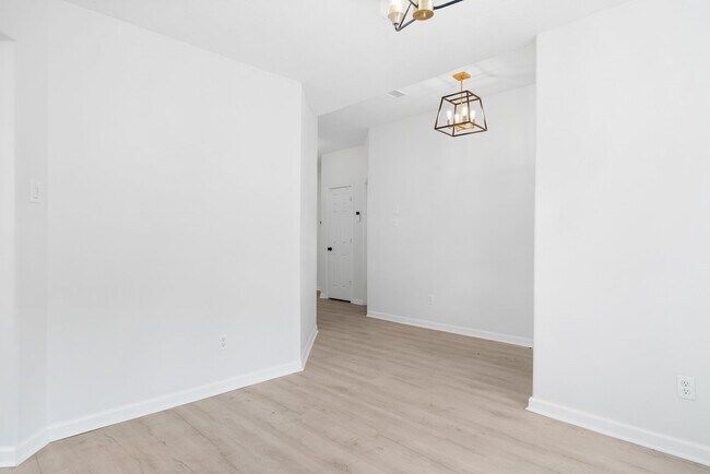 Building Photo - 23 Teakwood Pl
