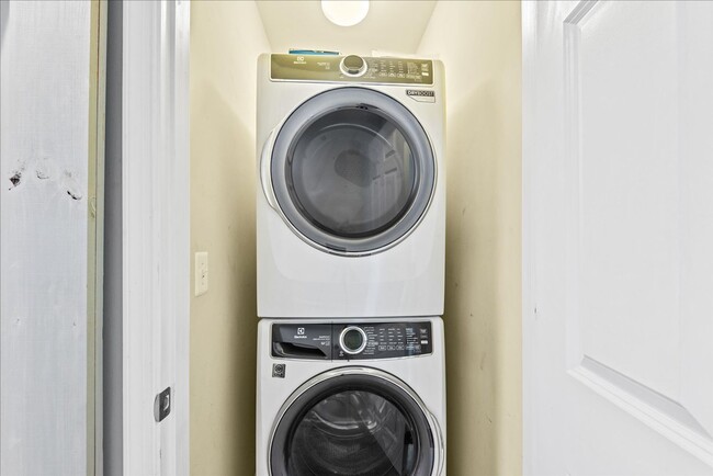 Building Photo - Commuter Friendly 3 Bed 3.5 Bath Townhome