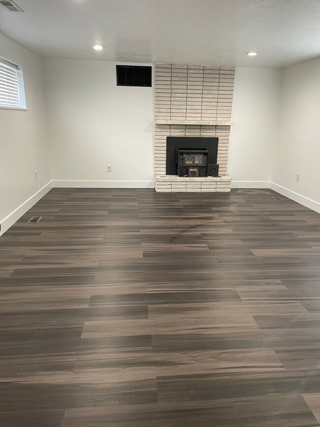 Building Photo - 250 E 600 S