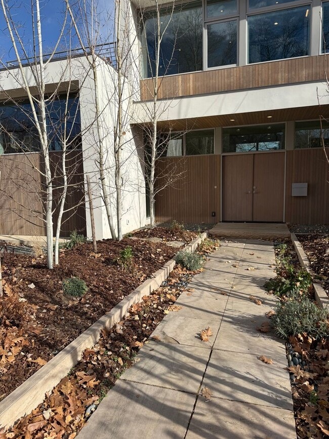 Building Photo - Silver Maple Stunning