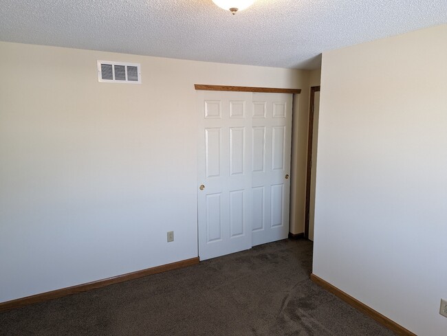 Building Photo - 5 Lordan Dr