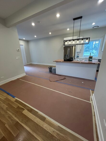 Building Photo - 858 N Paulina St