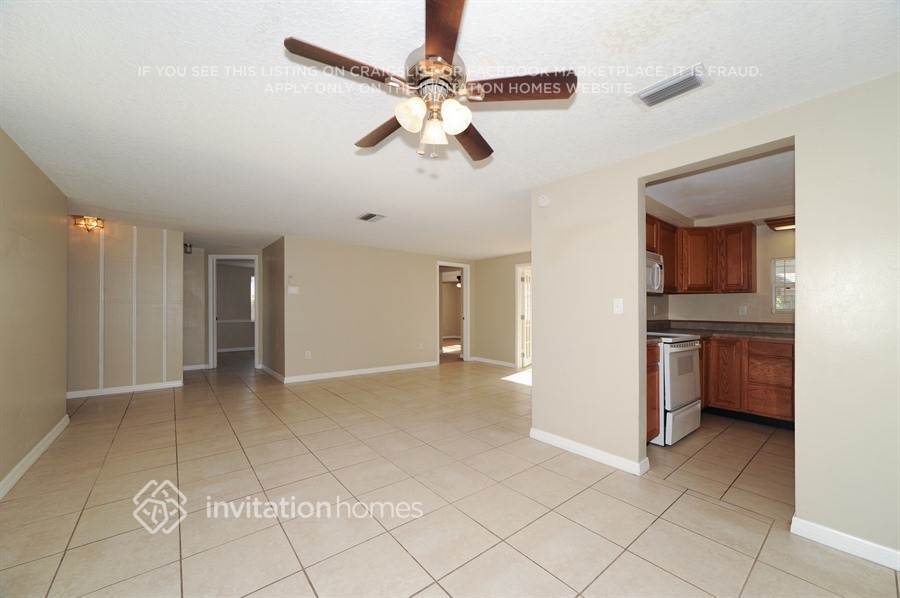 Building Photo - 3910 Glissade Dr
