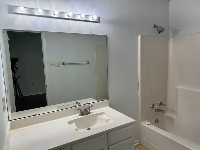 Building Photo - 350 Meadow Crossing Dr