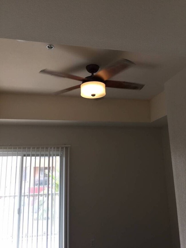 Building Photo - Amazing unfurnished 2 bedroom condo at Par...