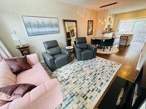 Building Photo - Spacious 3 Bedroom Townhouse