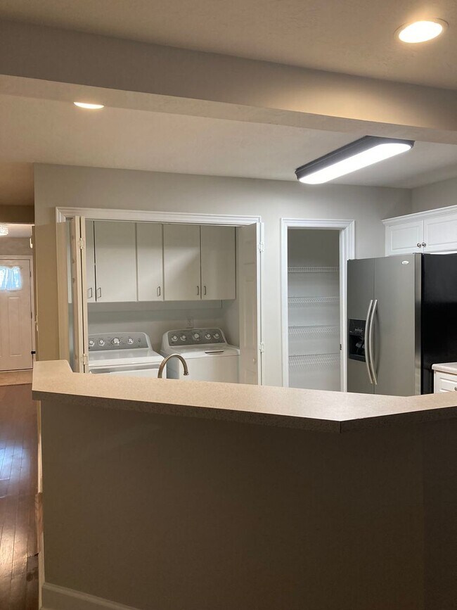 Building Photo - 3 Bed/3 Bath Townhome with Screened in Por...