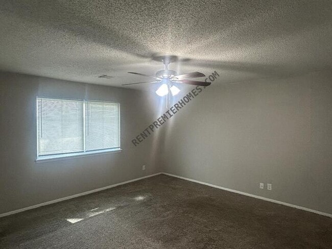 Building Photo - 900 S 27th St