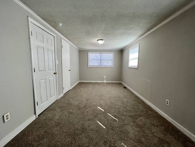 Building Photo - 723 Wren Rd