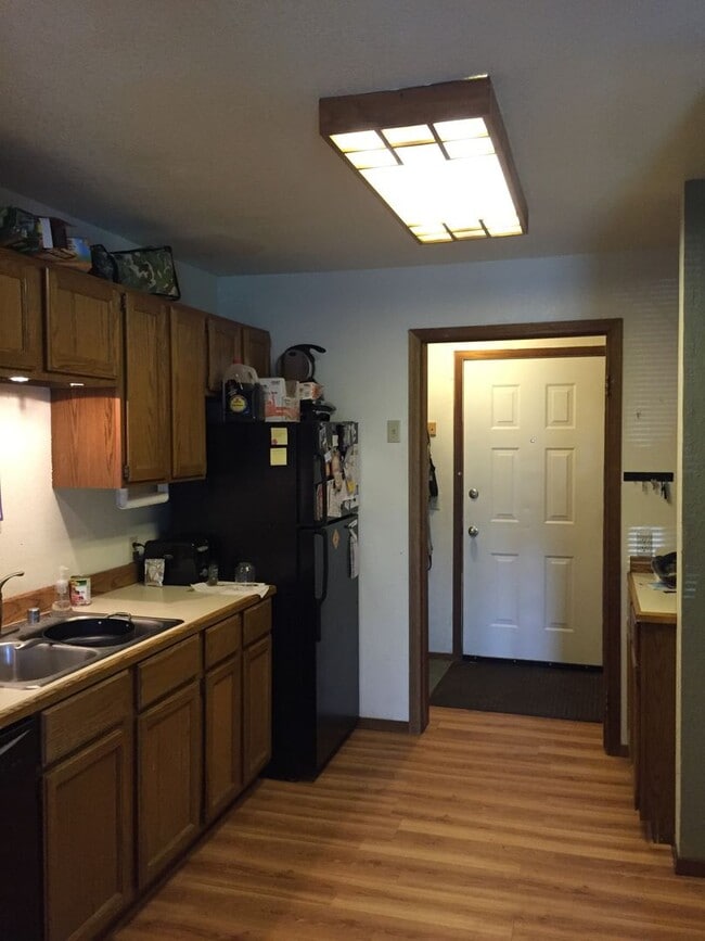 Building Photo - 2 Bedroom Condo, Pet's OK, Heat Included