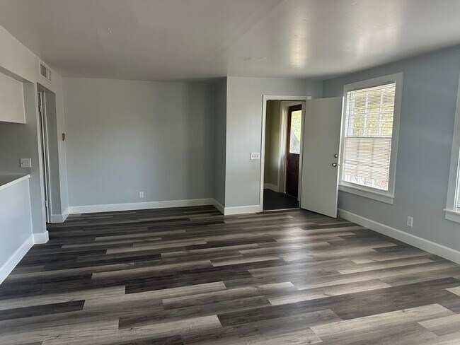 Building Photo - 800 Travis St