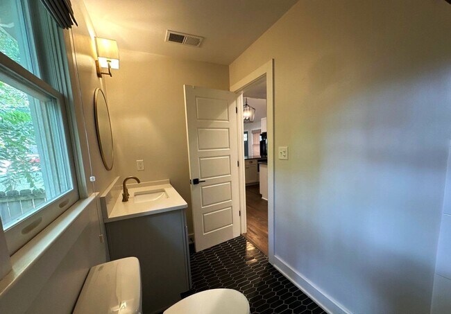 Building Photo - Gorgeous 3 Bedroom Cottage Style Home