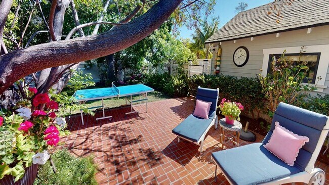 Building Photo - Spacious Historic Home on a Large Corner Lot - Walkable to Many Restuarants and Parks