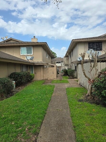 Building Photo - 5640 Birchmont Dr