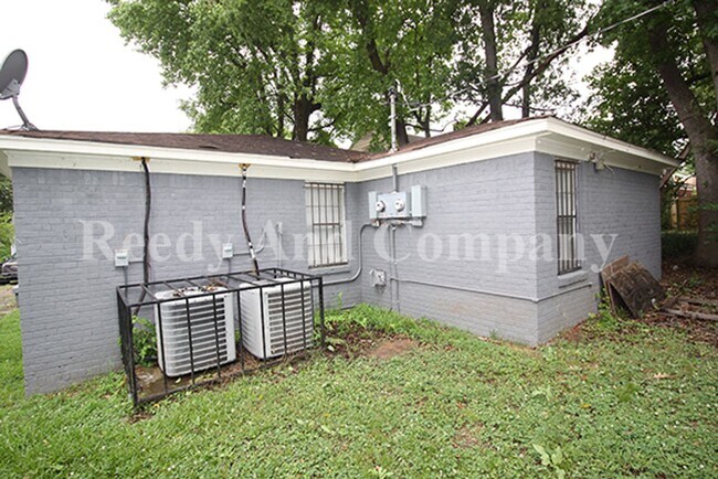 Building Photo - 848 Biggs St