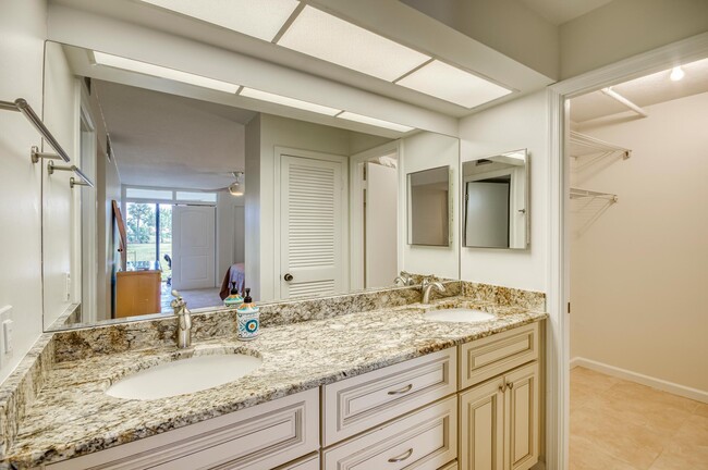 Building Photo - 5350 Woodland Lakes Dr
