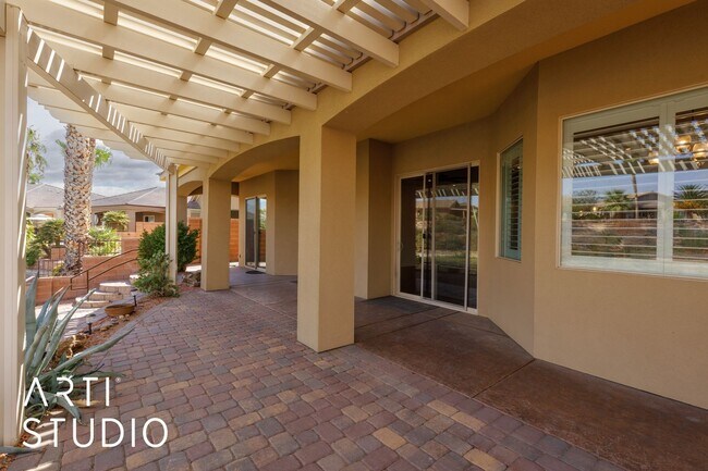 Building Photo - Beautiful 2-bedroom 2-bathroom and 2-car garage located in a gated community
