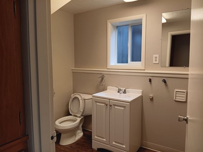 Building Photo - This Charming location Is Ready For You!