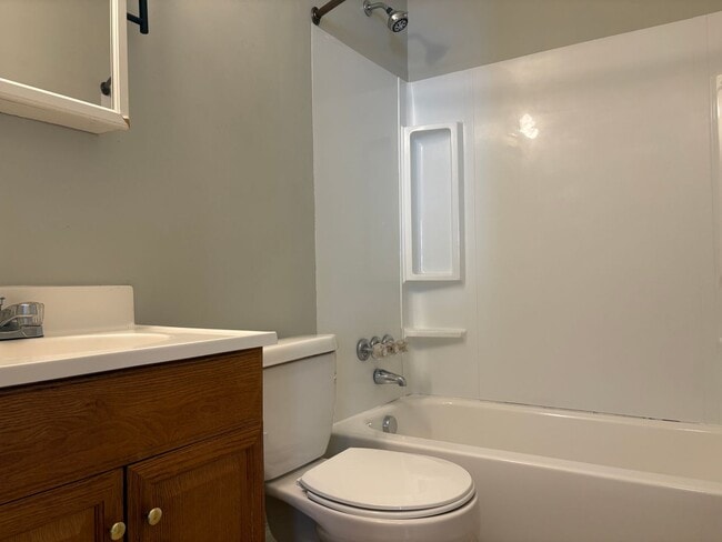 Building Photo - 4 Bedroom, 2 Bathroom House in Greensboro!