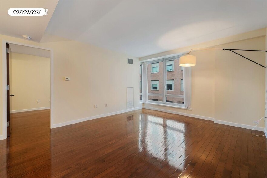 Building Photo - 462 W 58th St