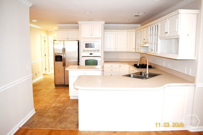 Building Photo - 10 Piper's Pond Ln