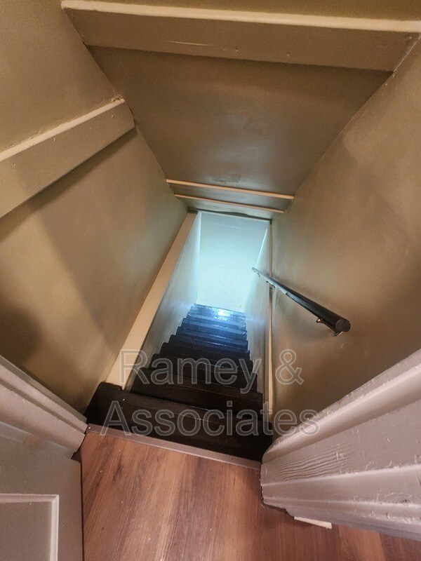 Building Photo - 1772 W Gaulbert Ave