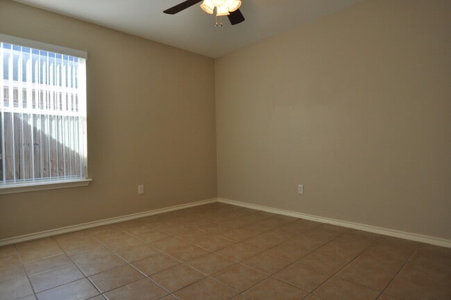 Building Photo - Custom Built Home in Flint!