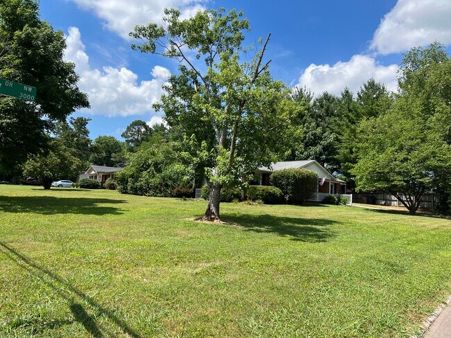 Building Photo - Knoxville 37921 - 3 bedroom 1.5 bath home - call Adam Sharp 865-254-0980
