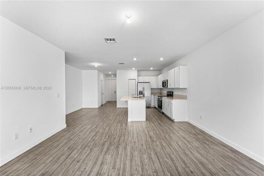 Building Photo - 4612 Hollister Ave