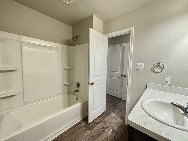 Building Photo - 4-bed 2-bath home in Alamo Ranch Area