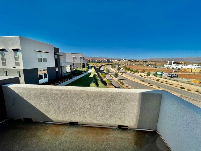 Building Photo - Fully Furnished 3-BR Townhome in Desert Color