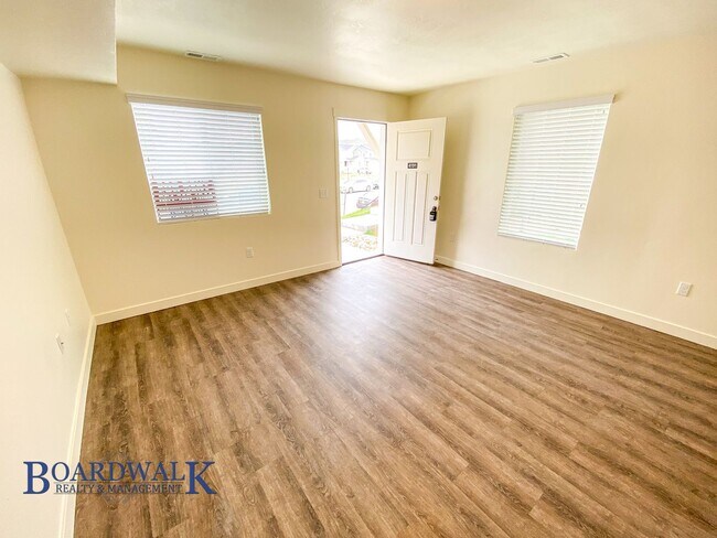 Building Photo - Stunning 3 Bed Townhome in Herriman