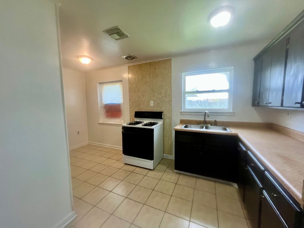 Building Photo - 240 Azalea Dr