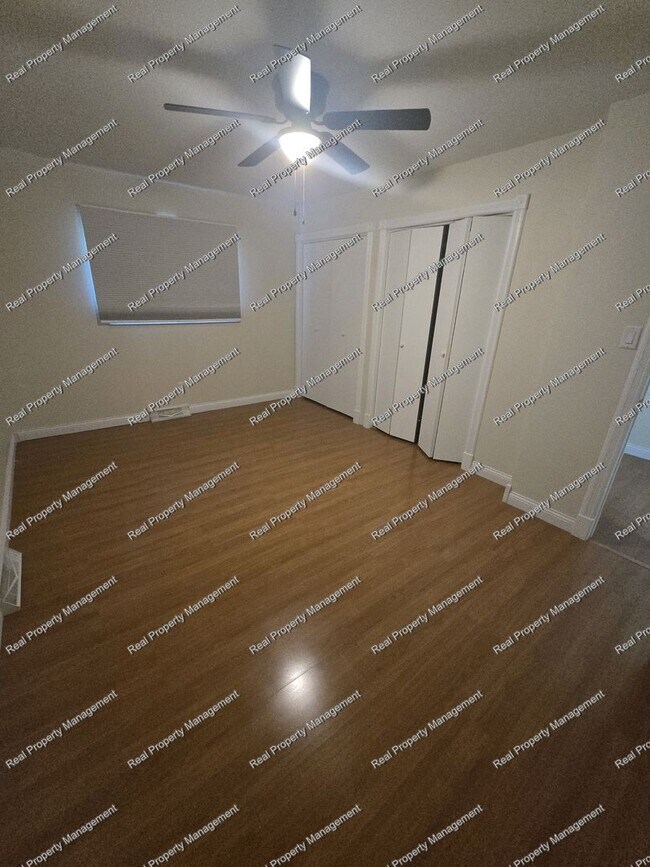 Building Photo - Three Bedroom Tri-Level in LOFS