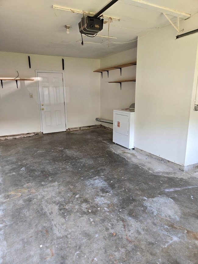 Building Photo - Move In Ready!