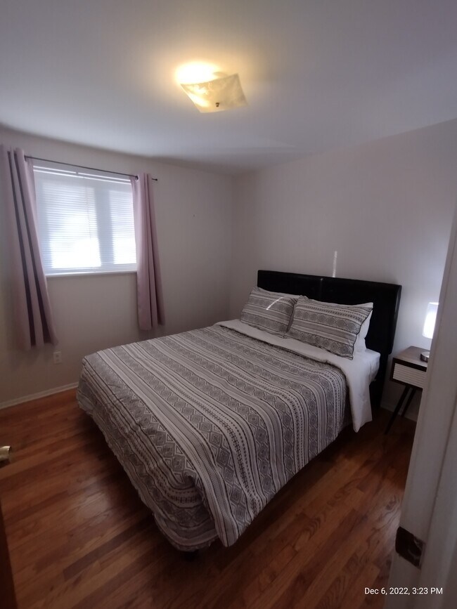 Upper level bedroom - 2000 Autumn Ln