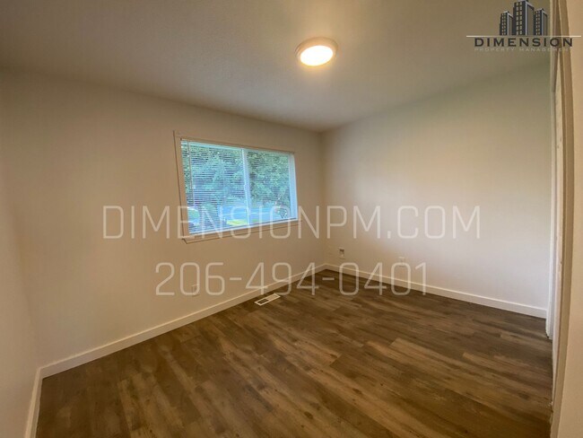 Building Photo - Ready to Move in Refreshed Ramber!