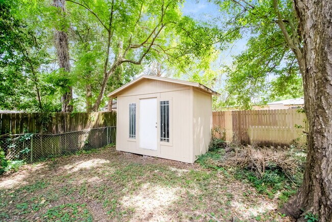 Building Photo - 6020 Woodside Dr