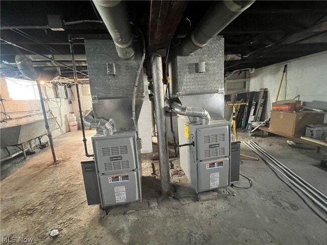 Building Photo - 14208 Kingsford Ave
