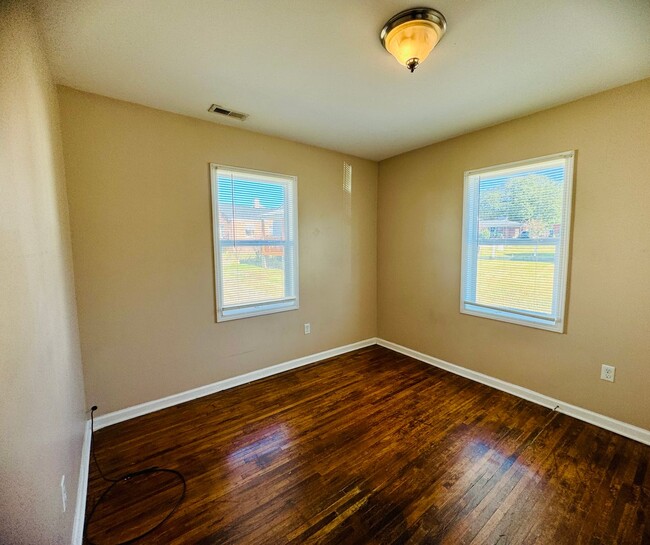 Building Photo - Price just reduced! Move-in Ready