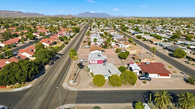 Building Photo - Spacious 3 Bed in Dreamland Villa | Corner Lot + Circular Drive