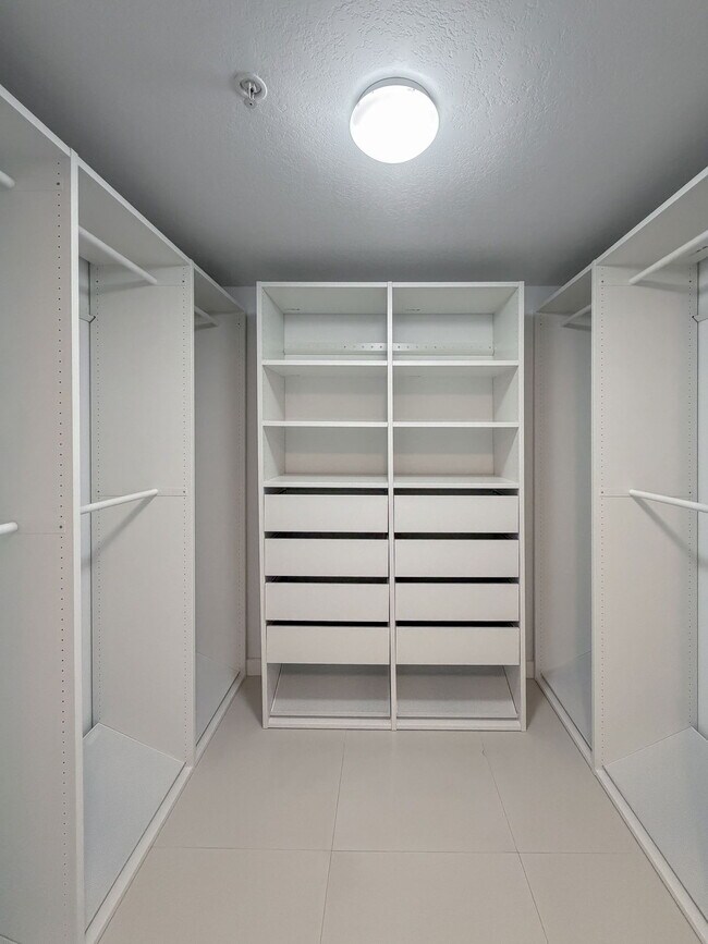 Building Photo - 1800 N Bayshore Dr