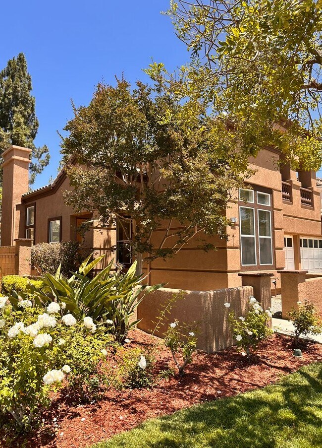 Building Photo - Great 4 bedroom Moorpark Home in Great Nei...