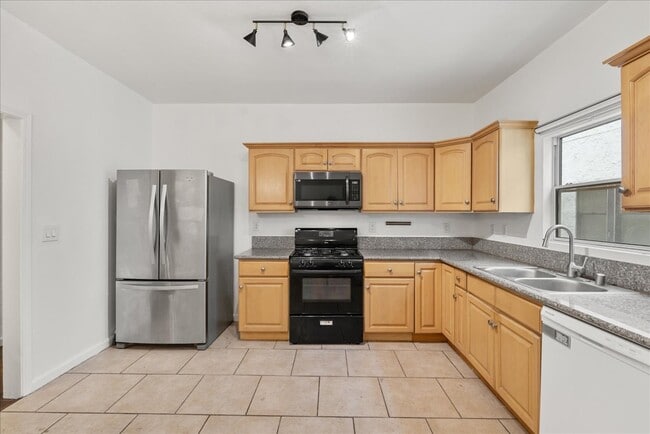 Building Photo - 2818 S Bronson Ave