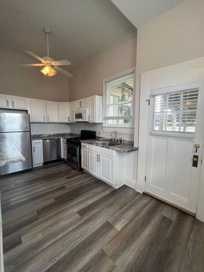 Building Photo - Spacious 2BD/2.5 BATHS! Across from Langen...