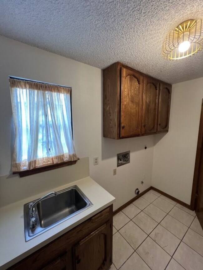 Building Photo - Spacious 4BR Brick Home with Office, Fireplace & Fenced Yard in Parkwood Terrace