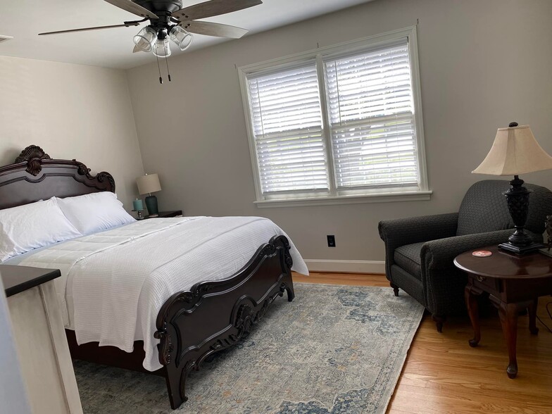 Bedroom 1 - Queen Bed - 4604 Boonsboro Rd