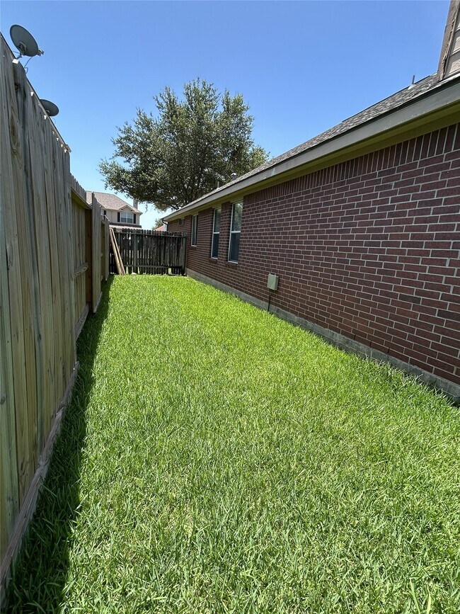 Building Photo - 1006 N Magnolia Dale Dr