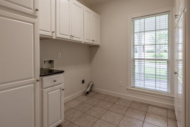 Building Photo - 212 North Cir