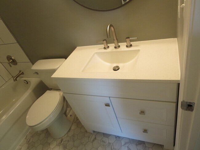 Building Photo - 324 2nd St